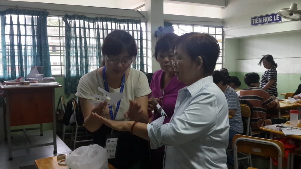 王贊育老師（左）與本市華語老師交流。(圖源：海韻)