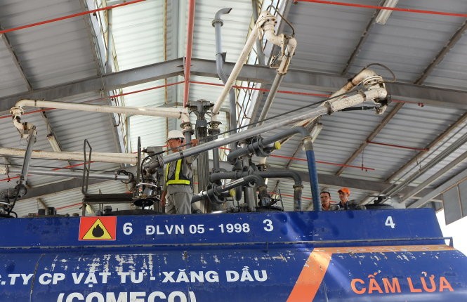 將E5汽油注入油罐車以運到各個零售代理商銷售。（圖源：互聯網）