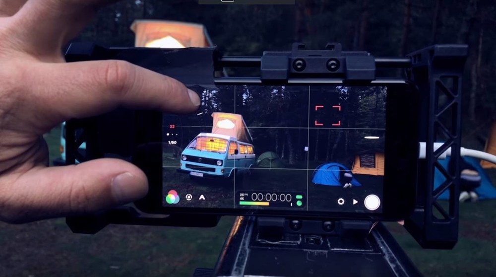 用手機自帶的功能來調整亮度。（圖源：互聯網）