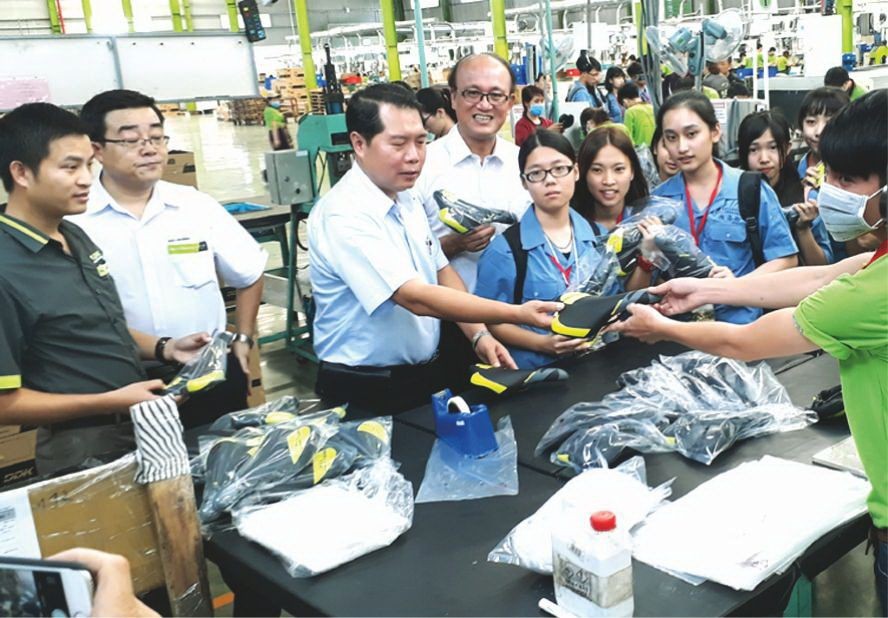 蔡文瑞董事長(左三)帶領見習生參觀生產線。(圖源：燕農)