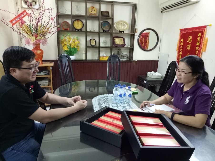 左為西貢屏榮食品有限公司經理黃金億先生。（資料圖源：愛心）