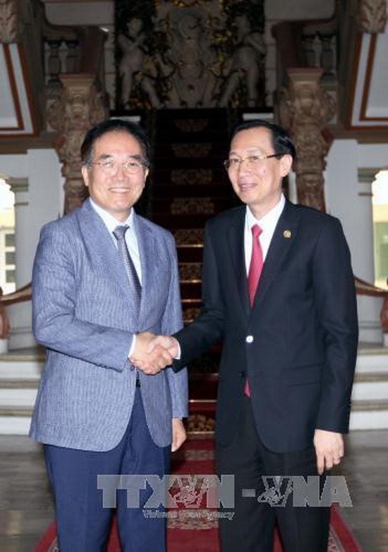 市人委會常務副主席黎清廉(右)與2017年本市-韓國慶州市世界文化博覽會籌委會秘書長李東宇相互握手合影。（圖源：越通社）