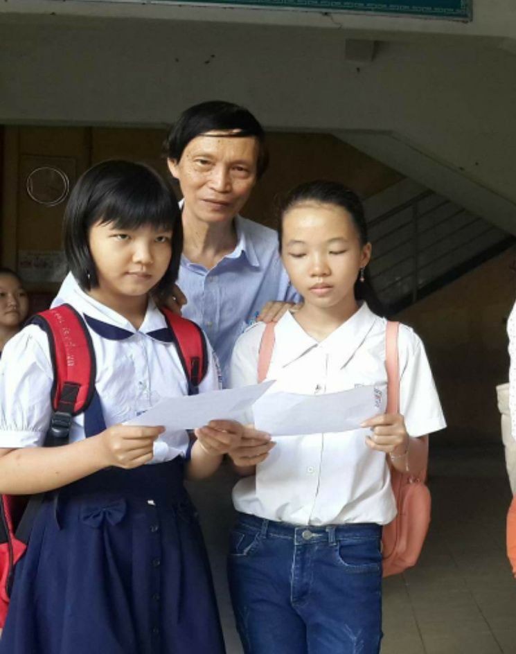 師生們一起查看考試結果。