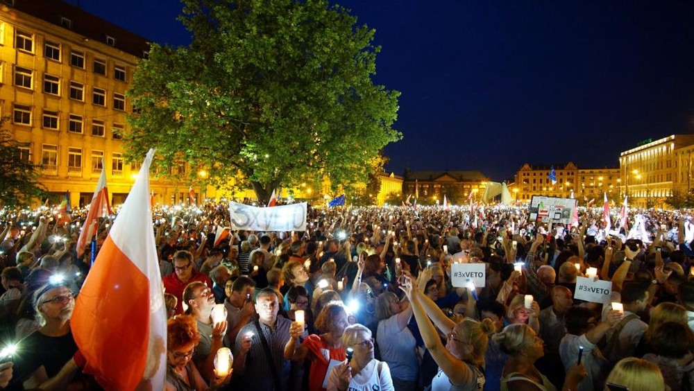 波蘭當地時間20日舉行了全國性的示威活動，抗議最高法院的一項富有爭議的法案獲得國會下院通過。（圖源：路透社）