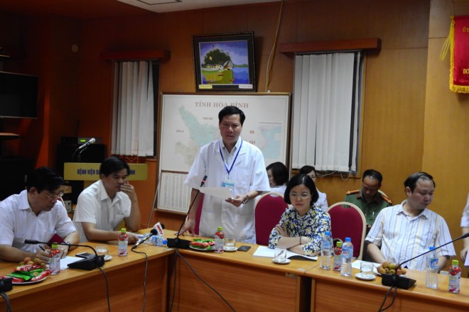 和平省全科醫院院長張貴楊(中)在檢討會議上提出辭職一事。（圖源：西北）