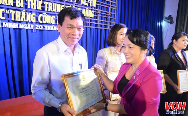 市勞動聯團主席陳金燕向各集體頒發獎狀。（圖源：VOH）