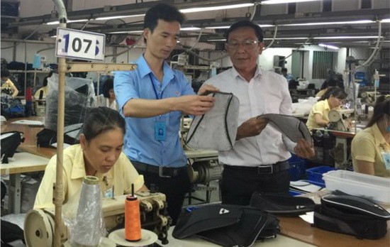黎文武（左）正在檢查產品。