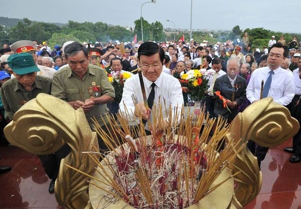 前越南國家主席張晉創（中）與代表們上香緬懷在富國島犧牲的戰士。（圖源：互聯網）