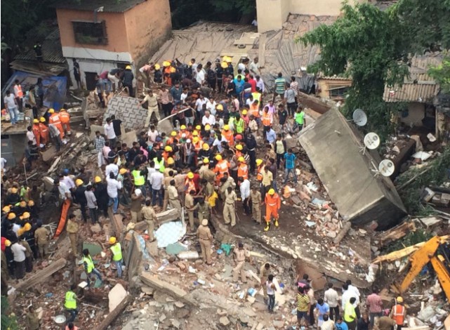 印度孟買北部城區25日發生的一起居民樓垮塌之現場。（圖源：互聯網）