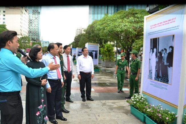 市領導參觀展覽。（圖源：佐琳）