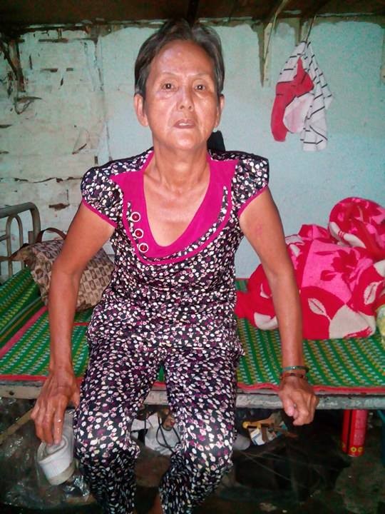 張蘇女剛賣彩票回家。