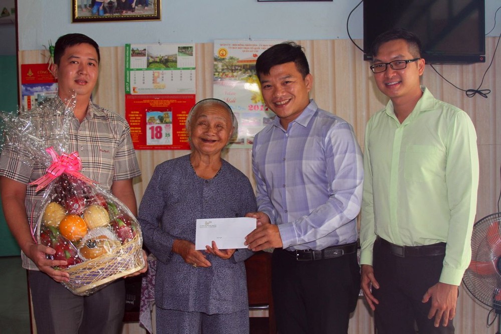 萬盛發集團代表探望和贈送禮物給顏氏喜大娘。（資料圖源：趣兒）