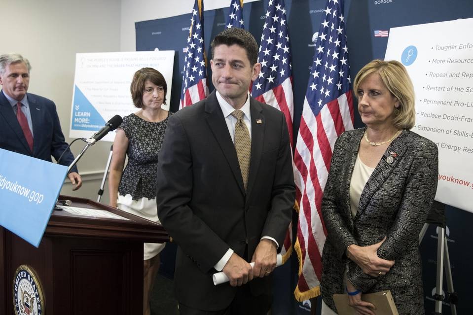 眾議院議長保羅‧瑞安（中）在國會出席一場新聞發佈會。（圖源：MICHAEL REYNOLDS）