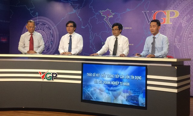 中小企業協會副主席兼秘書長蘇懷南(左二)在座談會上表示，據協會的統計數據顯示，仍有七成中小企業不能與資金接軌。（圖源：互聯網）