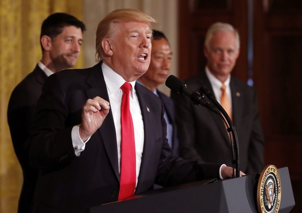 美國總統特朗普與鴻海董事長郭台銘（右二）26日在白宮宣布，富士康將在威斯康辛州設廠。（圖源：互聯網）