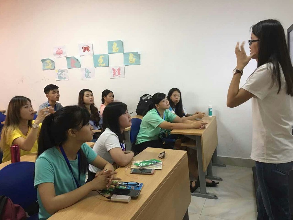 學生們在夏令營期間學習一瞥。