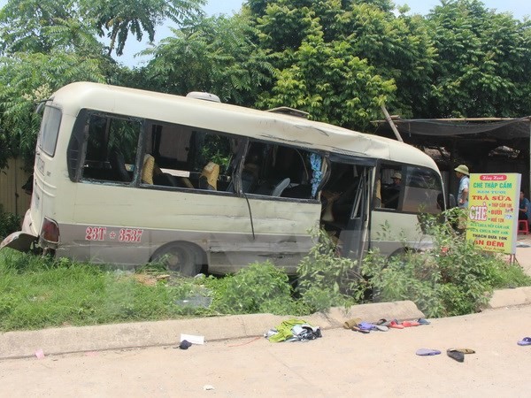 兩車猛烈相撞後導致客車衝向路邊並闖進一間飲料店。（圖源：越通社）