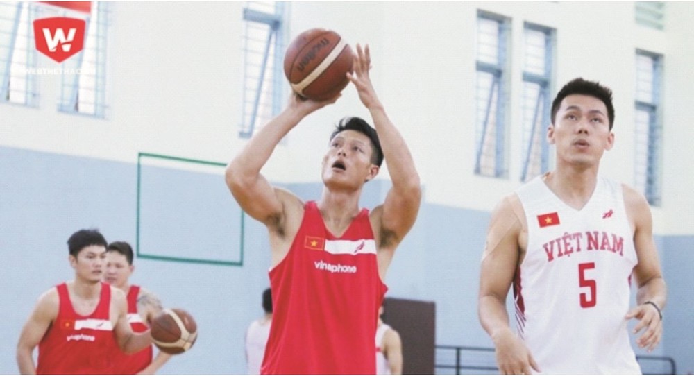 選手隊練習投籃。