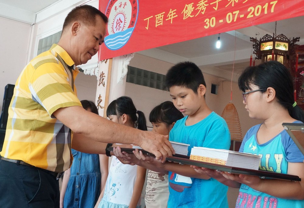 徐有燦理事長向優秀子弟頒發獎學金。