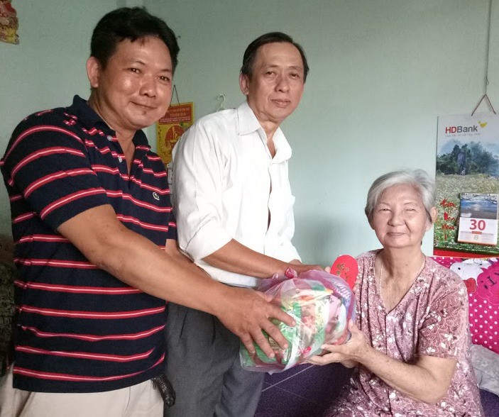 慈善組向玉光寺老人贈送禮物。