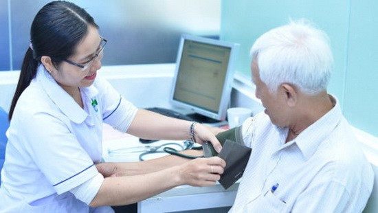 民眾在第三郡第十一坊醫療站診治病。