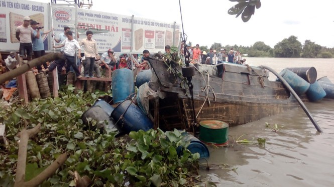 與駁船相撞後翻沉的運沙木船已被打撈上岸。（資料圖源：互聯網）