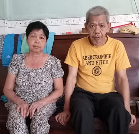 王寶玉與患病的弟弟。