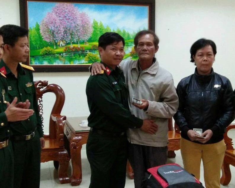 黃靜夫婦倆(右一、二)從黎登鈴上尉領回財產。（資料圖源：林園）