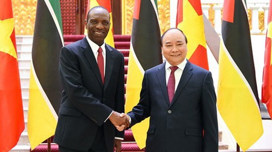 莫桑比克總理卡洛斯‧奧古斯丁‧多羅薩里奧(Carlos Agostinho do Rosario)(左)圓滿結束了訪越行程。