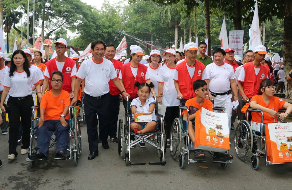 社會各界人士參加徒步活動。（圖源：愛心）