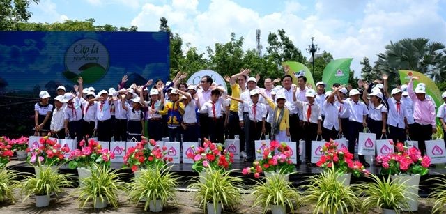 同塔省73名學生得到“愛心雙葉”計劃的學習輔助。（圖源：同塔報網）