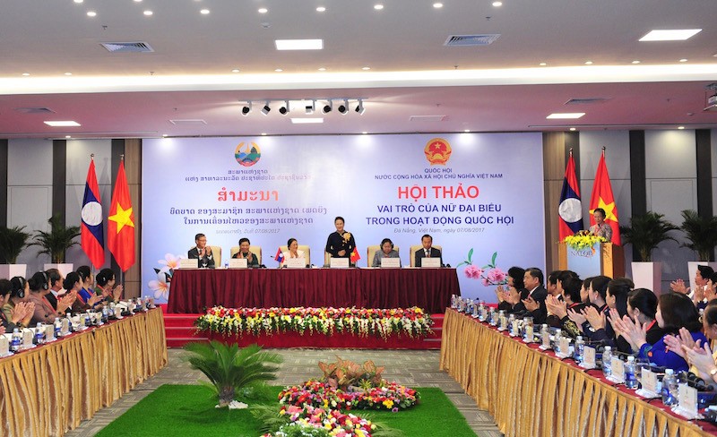 國會主席阮氏金銀在研討會上發表講話。