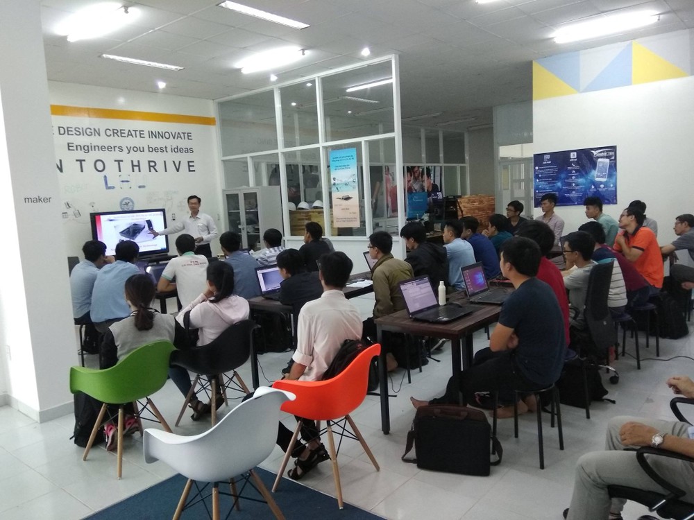 Maker Innovation Space所舉辦的指引使用使用3D打印機及雷射切割機的研討會。（圖源：MIS）