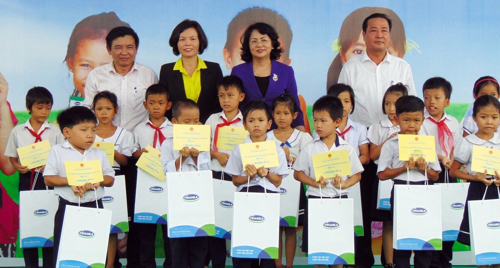 國家副主席鄧氏玉盛（後排右二）向維貞鄉清貧優秀生贈送奶品和助學金。（圖源：玉詩）