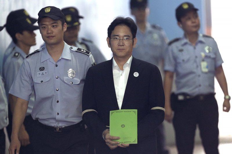 三星電子副會長李在鎔因涉嫌向前總統朴槿惠親信崔順實行賄433億韓元或意圖行賄，7日被獨檢組提請判處其有期徒刑12年。（圖源：AP）