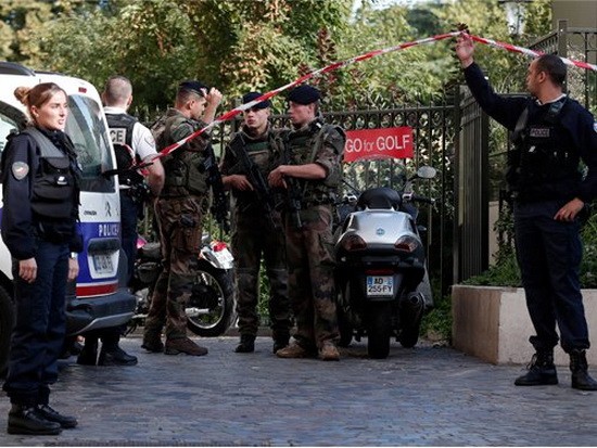 軍警封鎖事發現場進行調查。（圖源：路透社）