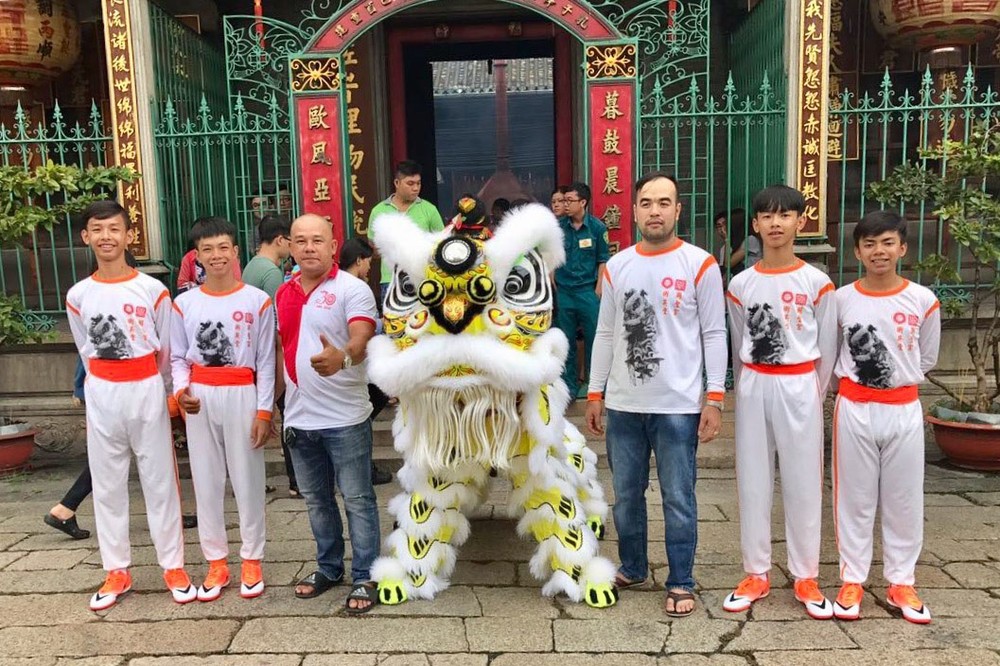 該團在出賽前到堤岸天后廟參拜。