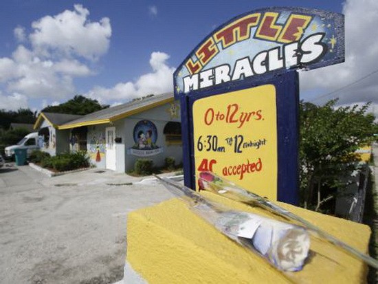 托兒所門口擺放了鮮花，悼念死亡的男童。（圖片來源：互聯網）