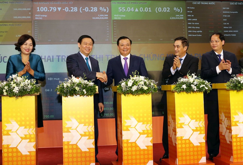 政府副總理王廷惠（左二）出席開市儀式。