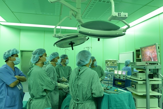 這種先進技術首次在越南實施，能明顯減少病情復發幾率，為病者帶來切實利益。(圖源：市醫藥大學醫院)