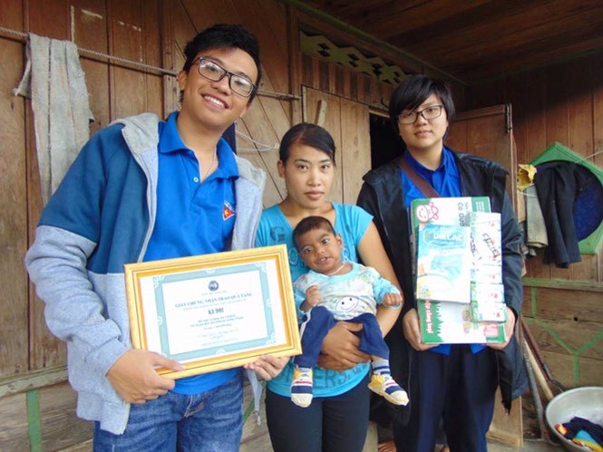 阮黃明孝（左）在一次參加慈善活動。