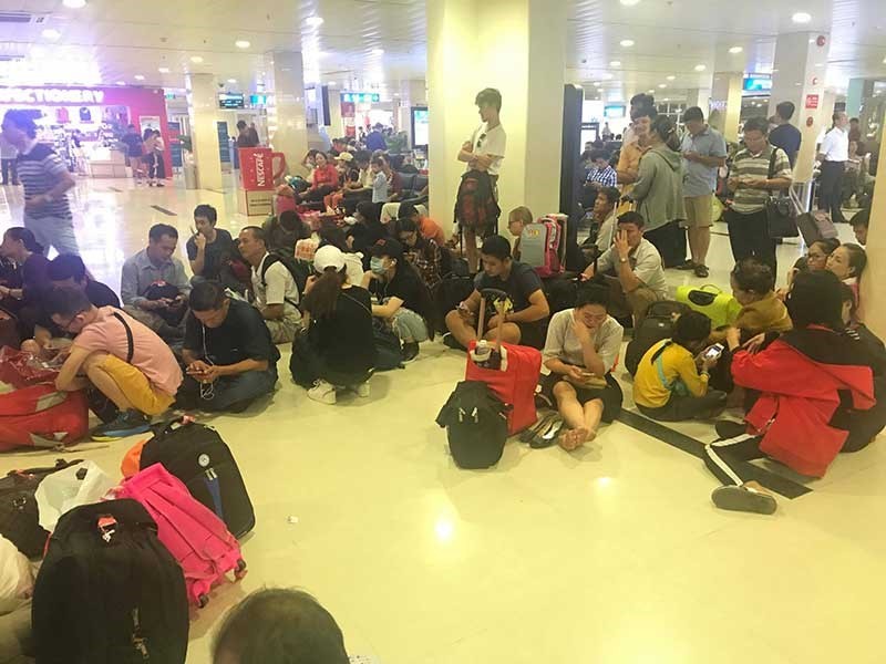 乘客因飛機延遲起飛而要在機場苦候。