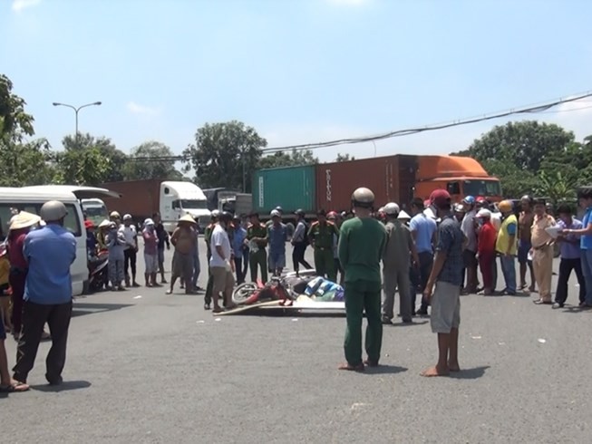 圖為該起交通事故現場，導致一婦女當場死亡。（圖源：H.Tâm）