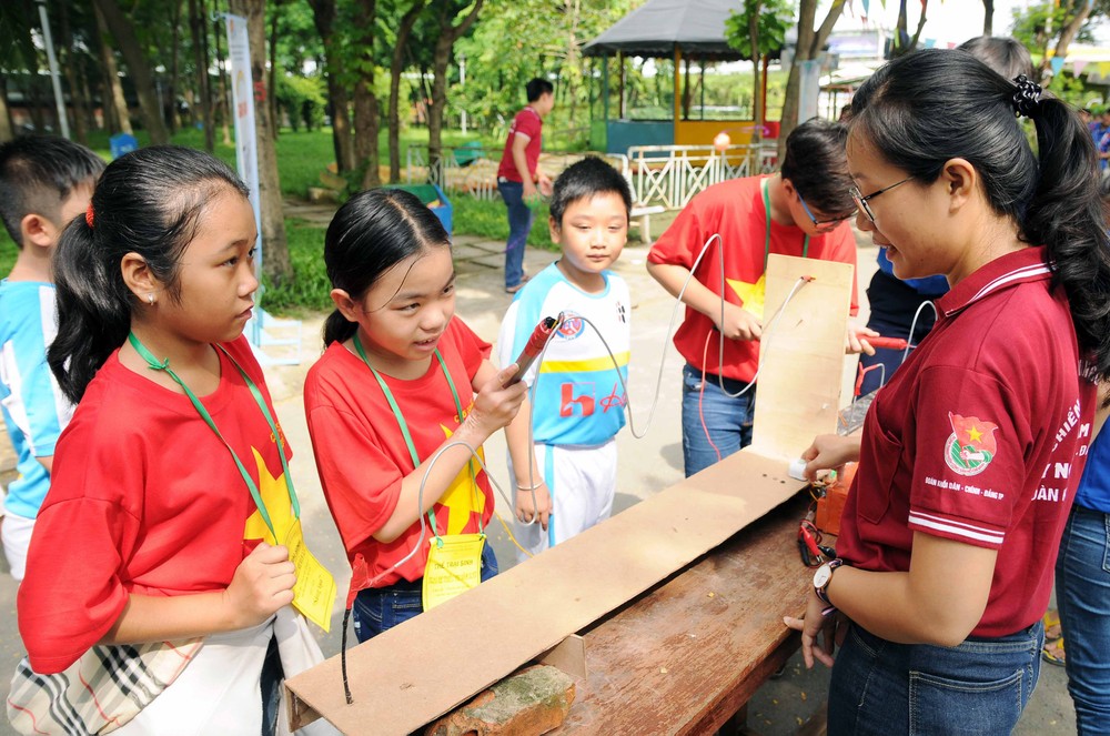 小朋友參加在第四郡慶會公園舉辦的科學體驗活動。