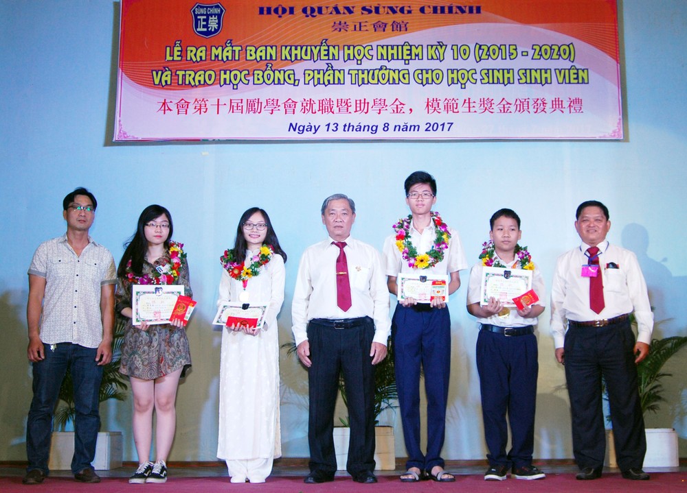 ５位模範生獲表彰。