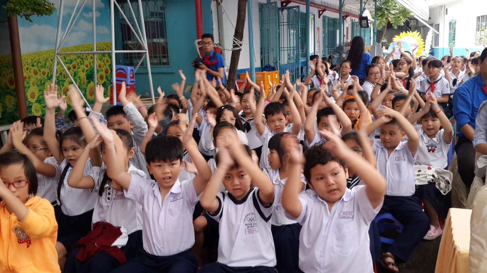 小學生返回學校上課。