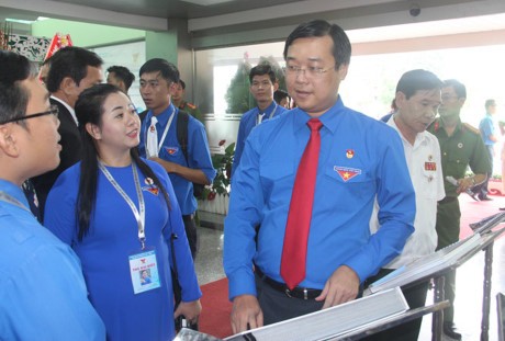 共青團中央第一書記黎國鋒與同奈省各代表在大會場外交流意見。（圖源：互聯網）