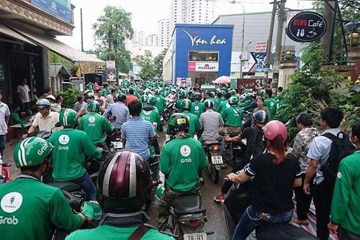 由於認為Grab公司折扣從15%上調20%為不合理，連日來，眾多Grab摩托車司機已呼籲罷工，關閉該公司的應用程式表達反對意見。(圖源：互聯網)