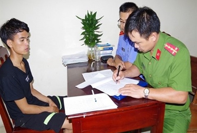 被捕歸案的嫌犯阮仲金(左)。（圖源：互聯網）（圖源：互聯網）