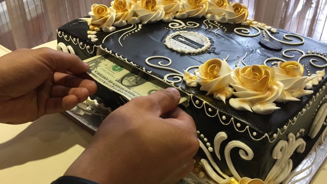 好吃又有趣的“噴錢蛋糕”。